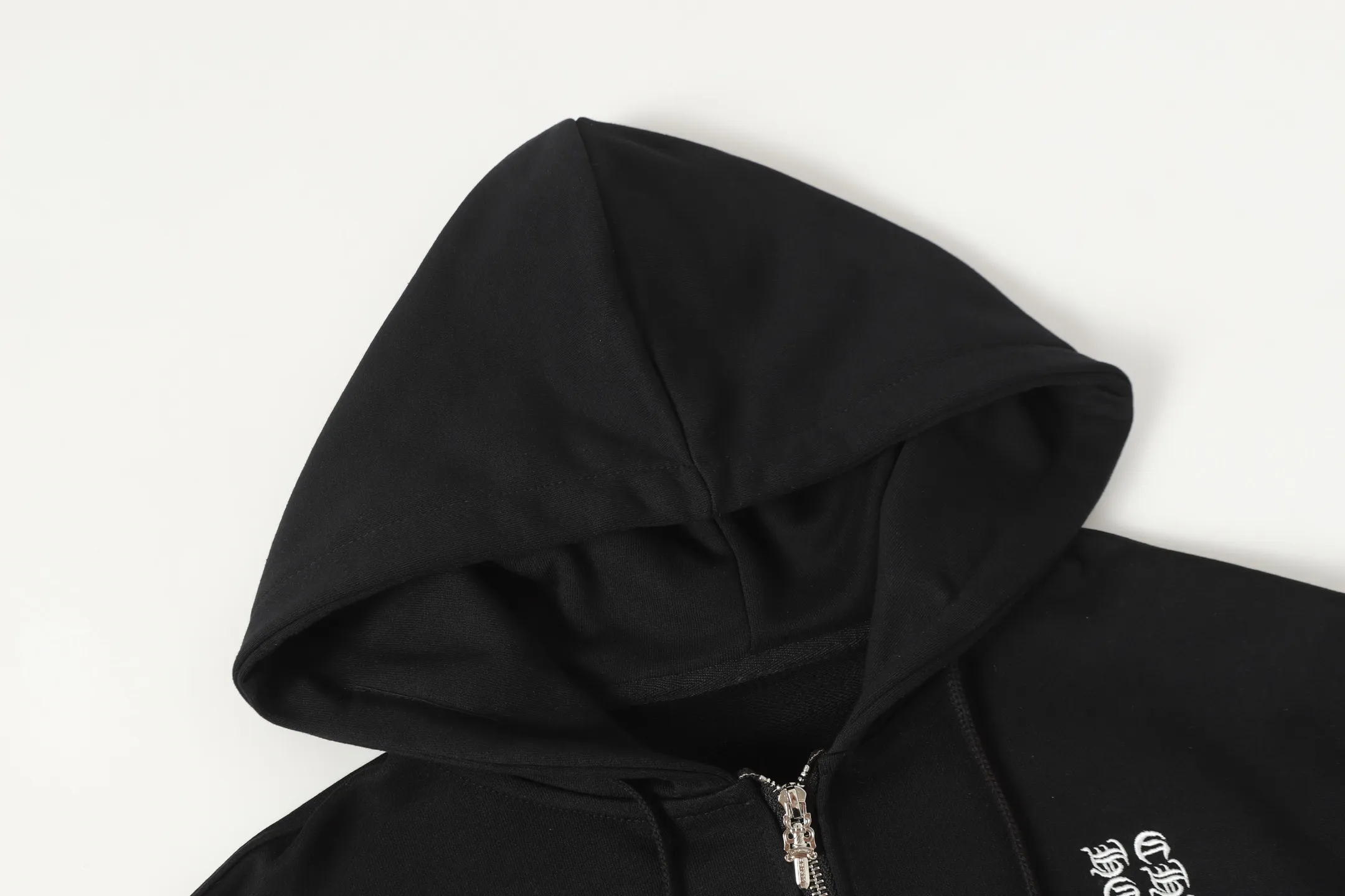P300 #K26 Heavy Industry Style - Chrome Hearts Colorful Cross ✝️ Inlay embroidered Sanskrit printed zipper sweatshirt cardigan jacket - High weight, high density and high quality. The wool is soft, delicate and skin-friendly. It feels soft and silky. It has excellent warmth and skin-friendly properties. - Custom-woven and dyed, no color difference. No matter the fabric or workmanship details, it beats the ordinary version on the market. - Hardware zipper accessories are all customized, full of details - Color: black white -Size: S M L XL